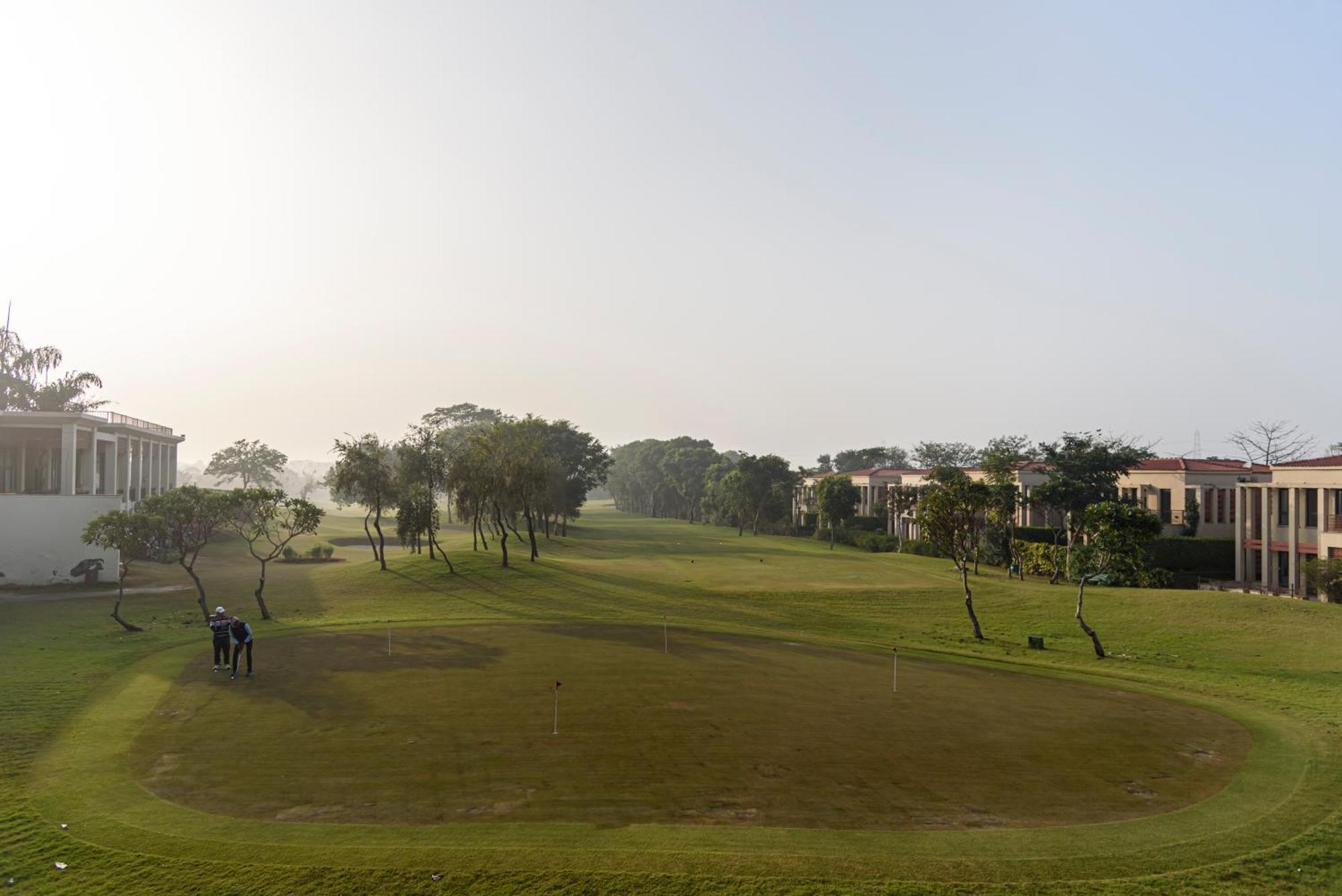Beautiful Apartments At Tarudhan Valley Golf Resort, Manesar Гургаон Номер фото